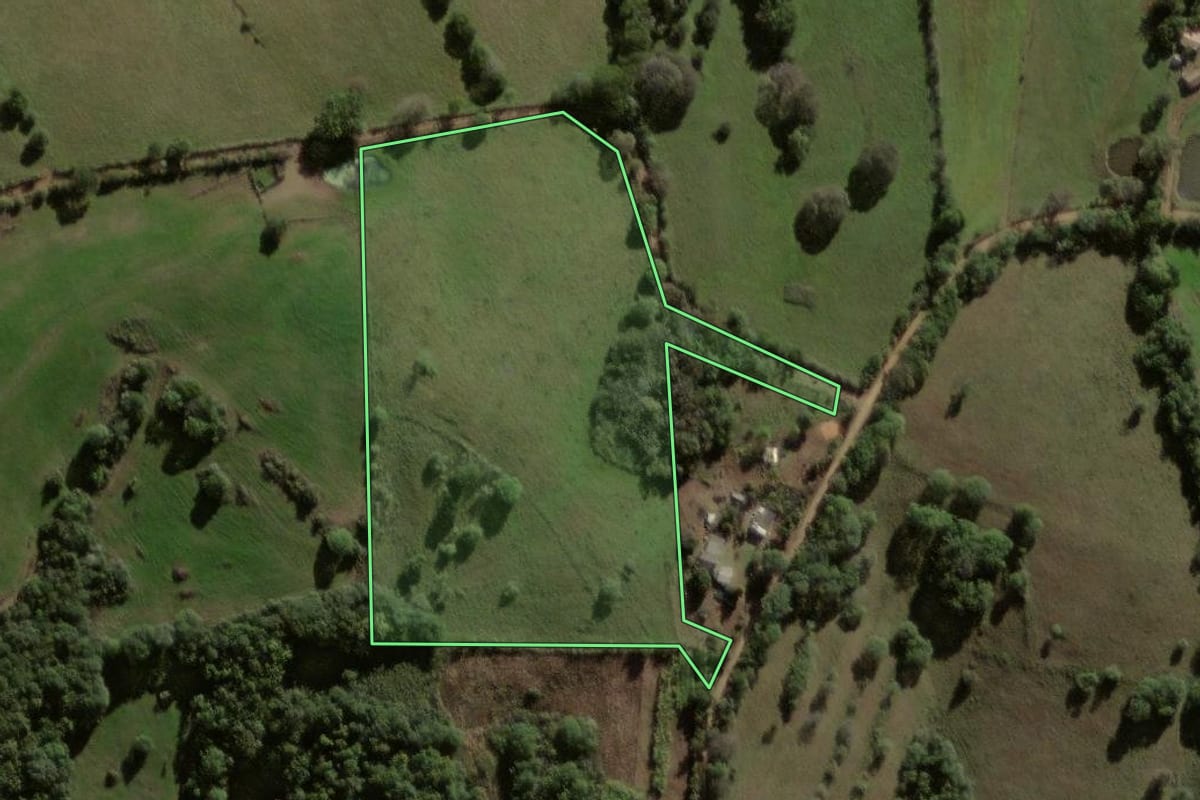 Imagem de satélite do imóvel rural em Caçapava do Sul (RS), com o contorno declarado no CAR desenhado por cima.