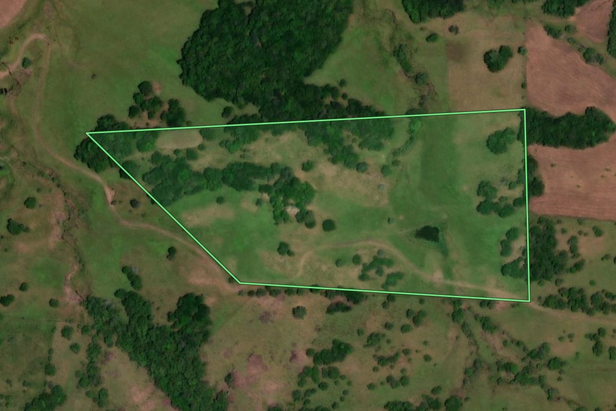 Imagem de satélite do imóvel rural em Caçapava do Sul (RS), com o contorno declarado no CAR desenhado por cima.