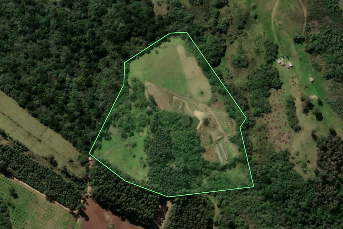 Imagem de satélite do imóvel rural em Caçapava do Sul (RS), com o contorno declarado no CAR desenhado por cima.