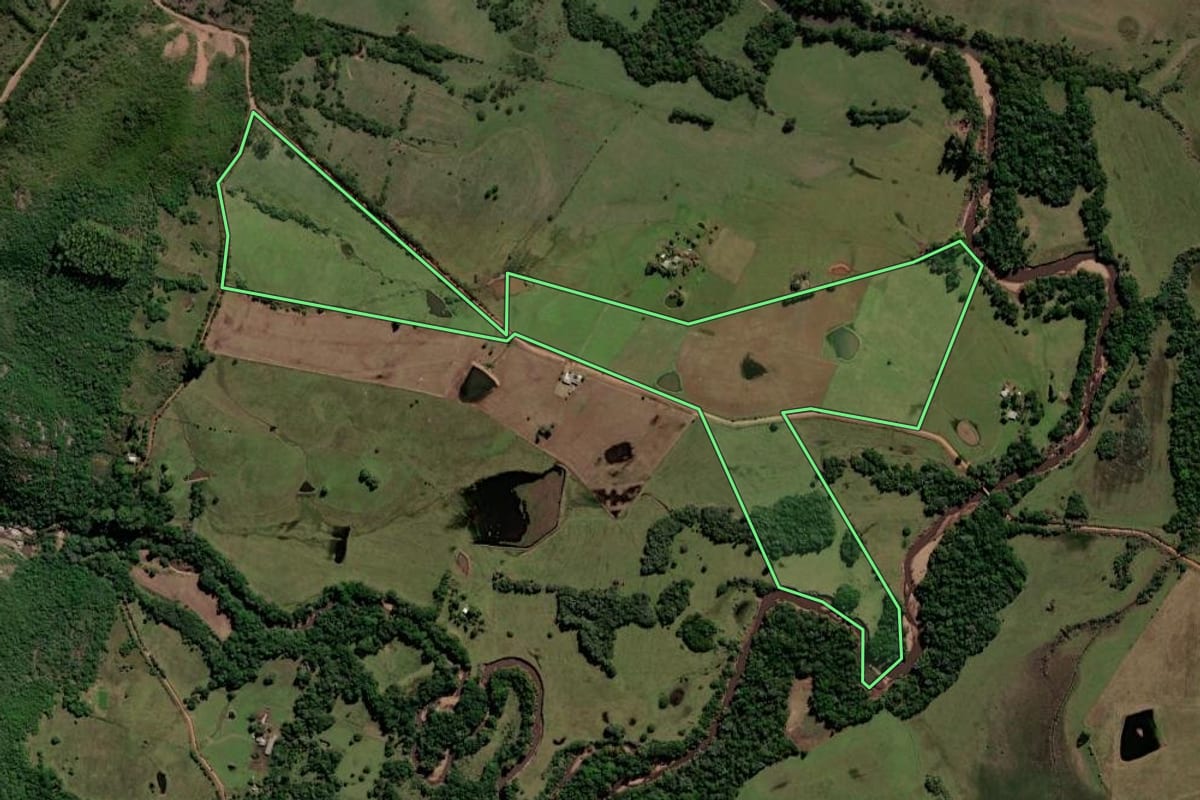 Imagem de satélite do imóvel rural em Caçapava do Sul (RS), com o contorno declarado no CAR desenhado por cima.