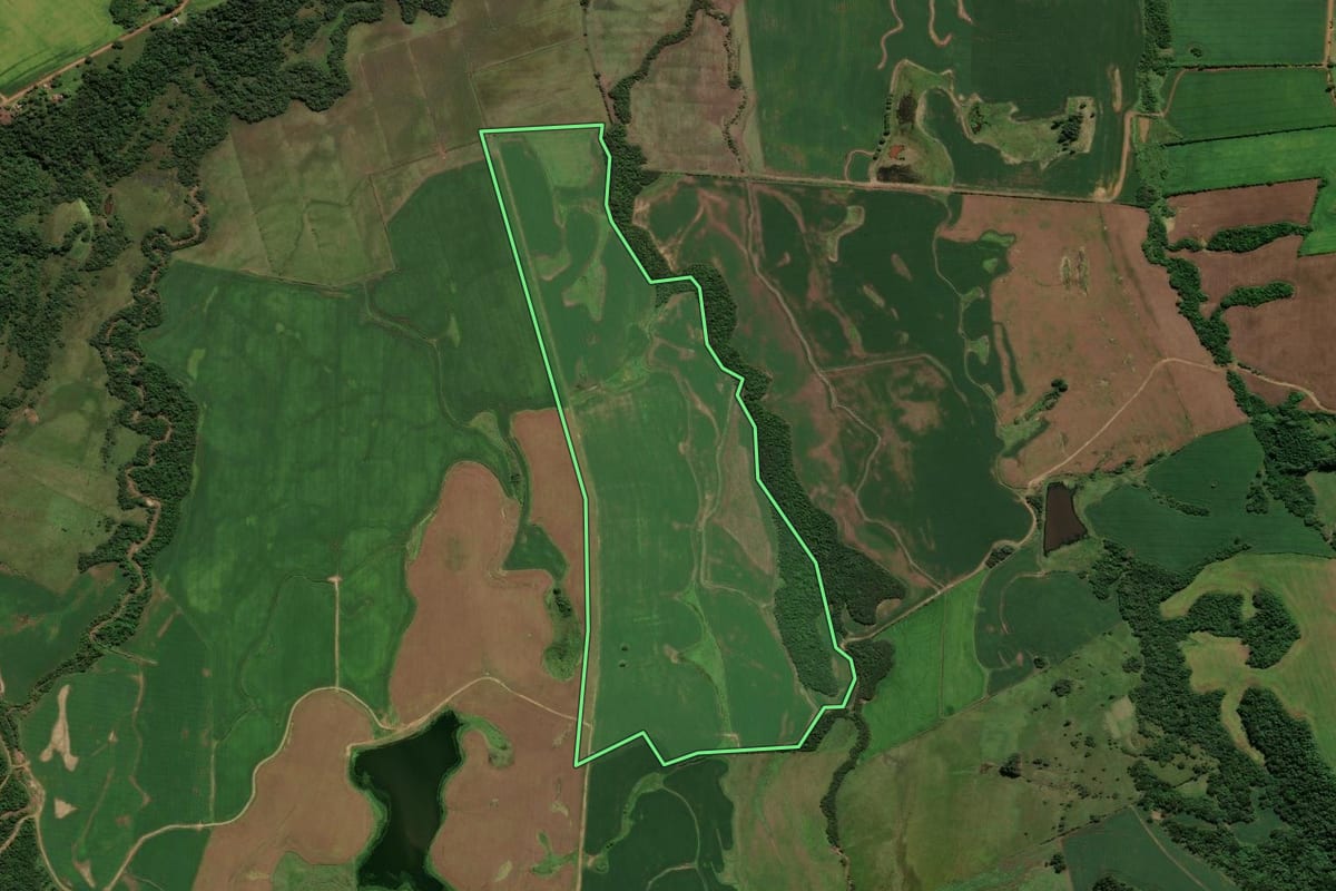 Imagem de satélite do imóvel rural em Caçapava do Sul (RS), com o contorno declarado no CAR desenhado por cima.