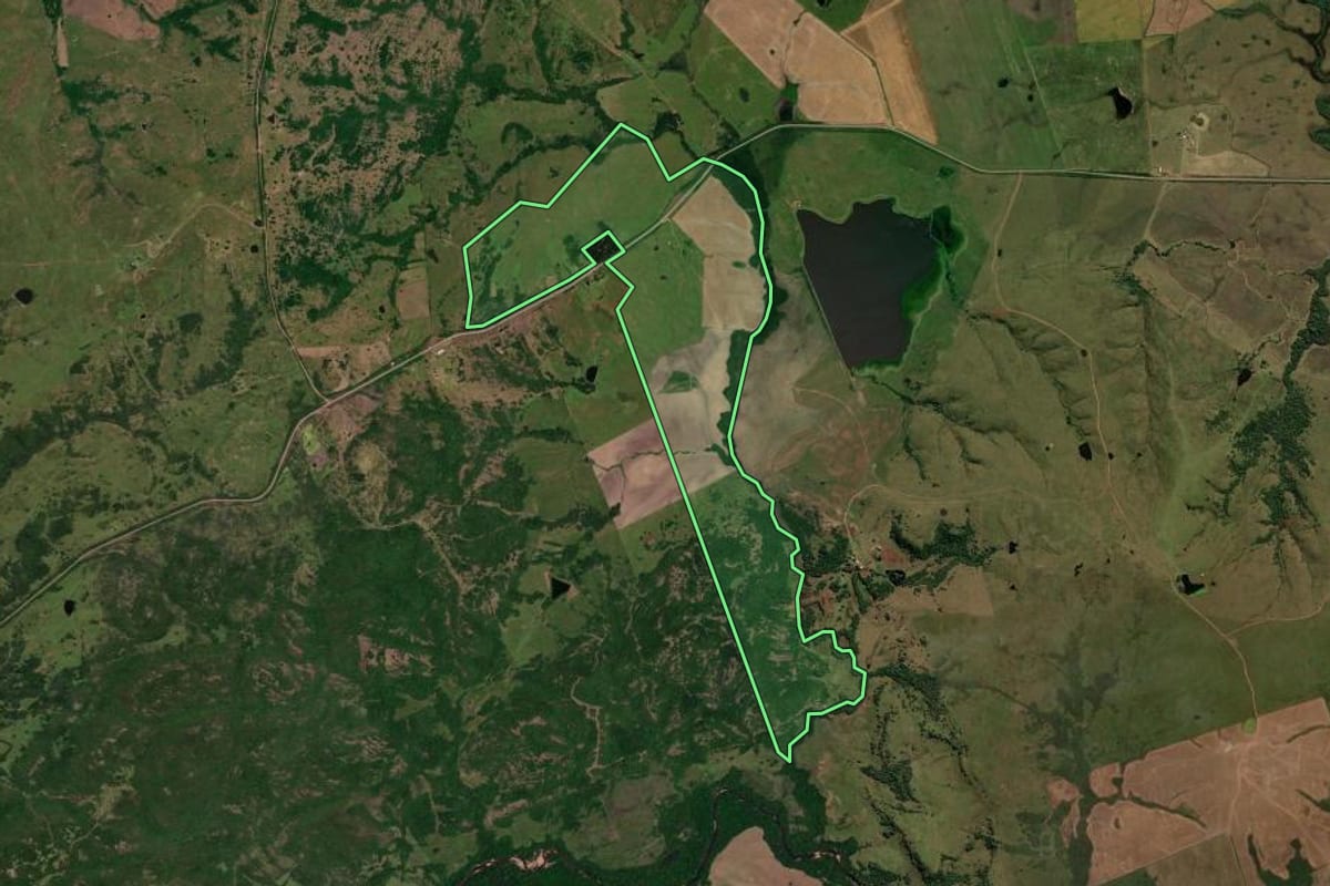 Imagem de satélite do imóvel rural em Caçapava do Sul (RS), com o contorno declarado no CAR desenhado por cima.