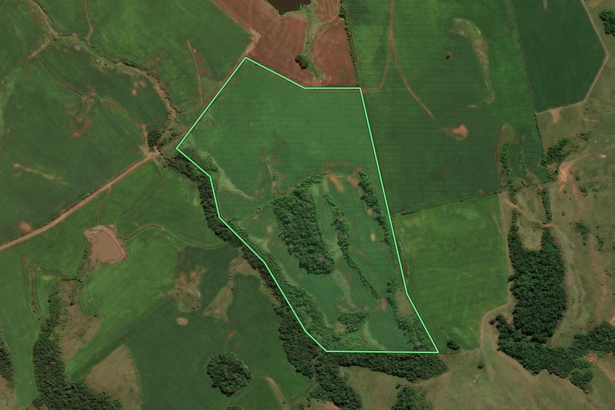 Imagem de satélite do imóvel rural em Caçapava do Sul (RS), com o contorno declarado no CAR desenhado por cima.