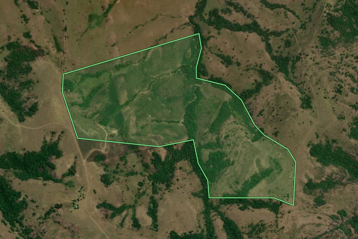 Imagem de satélite do imóvel rural em Caçapava do Sul (RS), com o contorno declarado no CAR desenhado por cima.