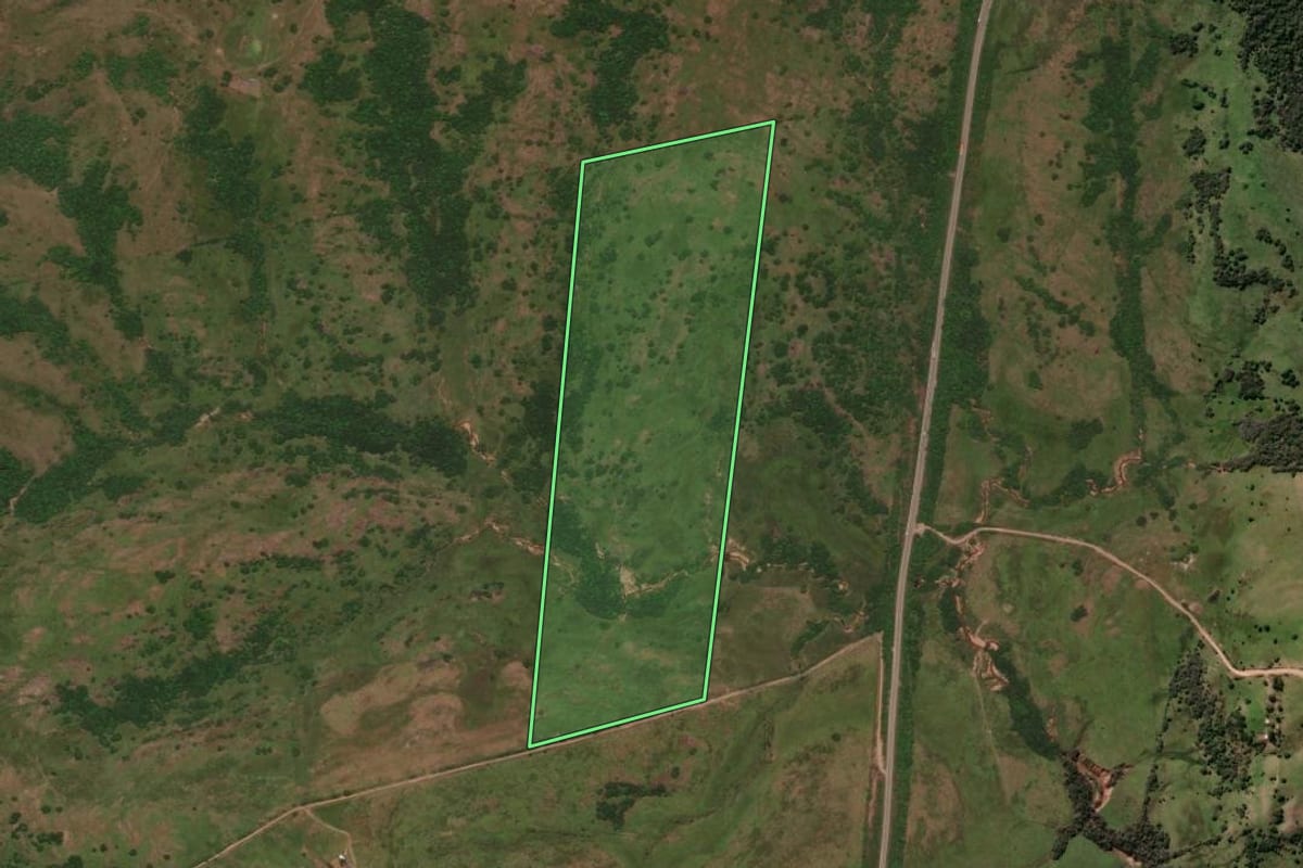 Imagem de satélite do imóvel rural em Caçapava do Sul (RS), com o contorno declarado no CAR desenhado por cima.
