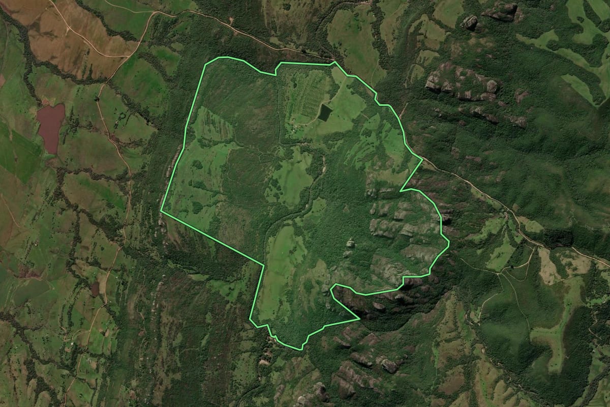 Imagem de satélite do imóvel rural em Caçapava do Sul (RS), com o contorno declarado no CAR desenhado por cima.