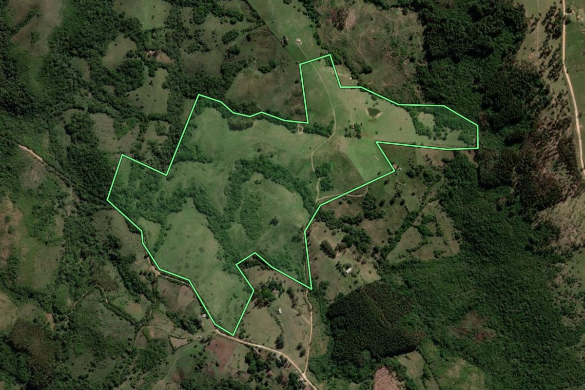 Imagem de satélite do imóvel rural em Caçapava do Sul (RS), com o contorno declarado no CAR desenhado por cima.