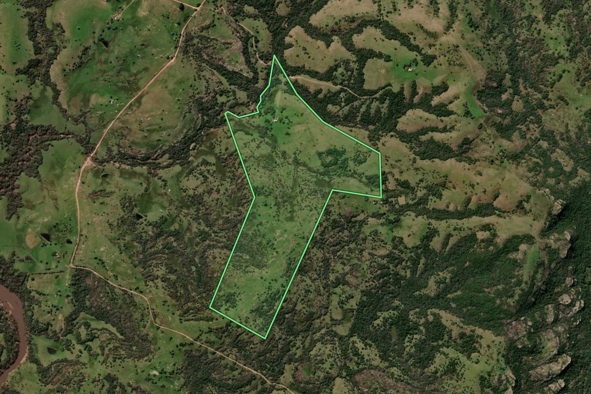 Imagem de satélite do imóvel rural em Caçapava do Sul (RS), com o contorno declarado no CAR desenhado por cima.