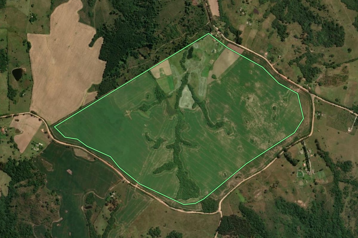 Imagem de satélite do imóvel rural em Caçapava do Sul (RS), com o contorno declarado no CAR desenhado por cima.