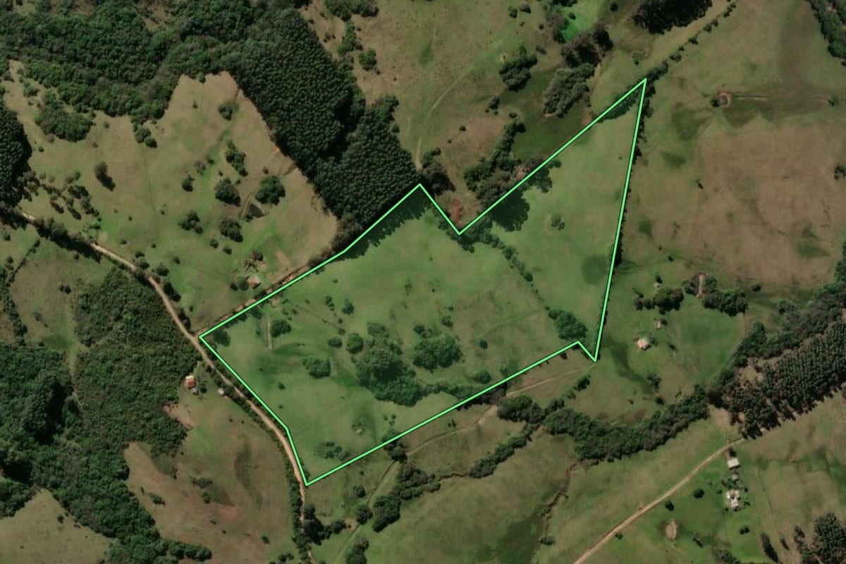 Imagem de satélite do imóvel rural em Caçapava do Sul (RS), com o contorno declarado no CAR desenhado por cima.