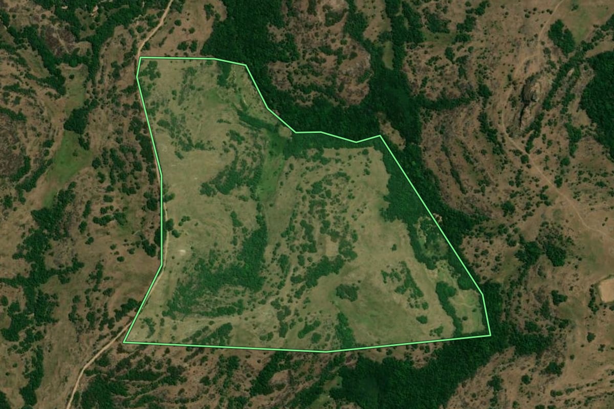 Imagem de satélite do imóvel rural em Caçapava do Sul (RS), com o contorno declarado no CAR desenhado por cima.