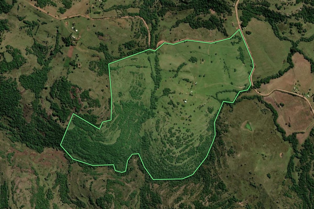 Imagem de satélite do imóvel rural em Caçapava do Sul (RS), com o contorno declarado no CAR desenhado por cima.