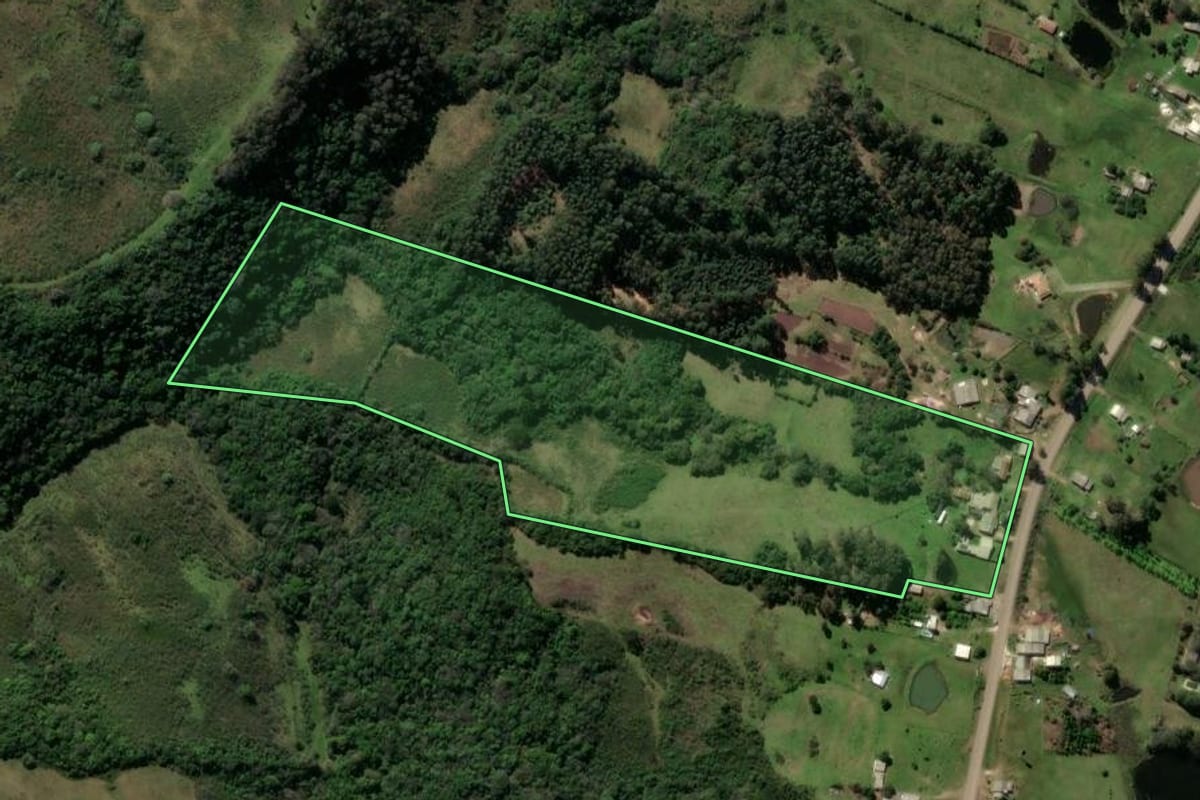 Imagem de satélite do imóvel rural em Caçapava do Sul (RS), com o contorno declarado no CAR desenhado por cima.
