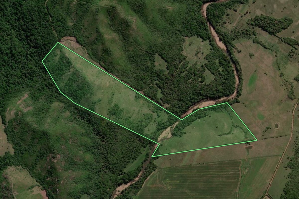 Imagem de satélite do imóvel rural em Caçapava do Sul (RS), com o contorno declarado no CAR desenhado por cima.