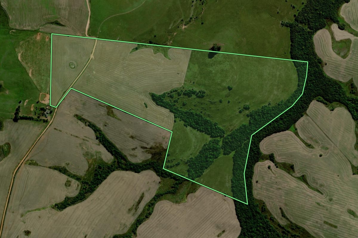 Imagem de satélite do imóvel rural em Caçapava do Sul (RS), com o contorno declarado no CAR desenhado por cima.