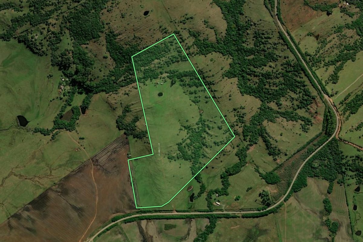 Imagem de satélite do imóvel rural em Caçapava do Sul (RS), com o contorno declarado no CAR desenhado por cima.