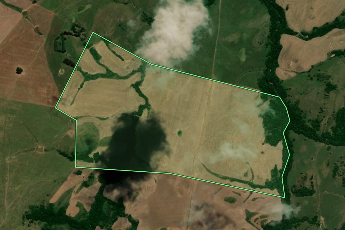 Imagem de satélite do imóvel rural em Caçapava do Sul (RS), com o contorno declarado no CAR desenhado por cima.