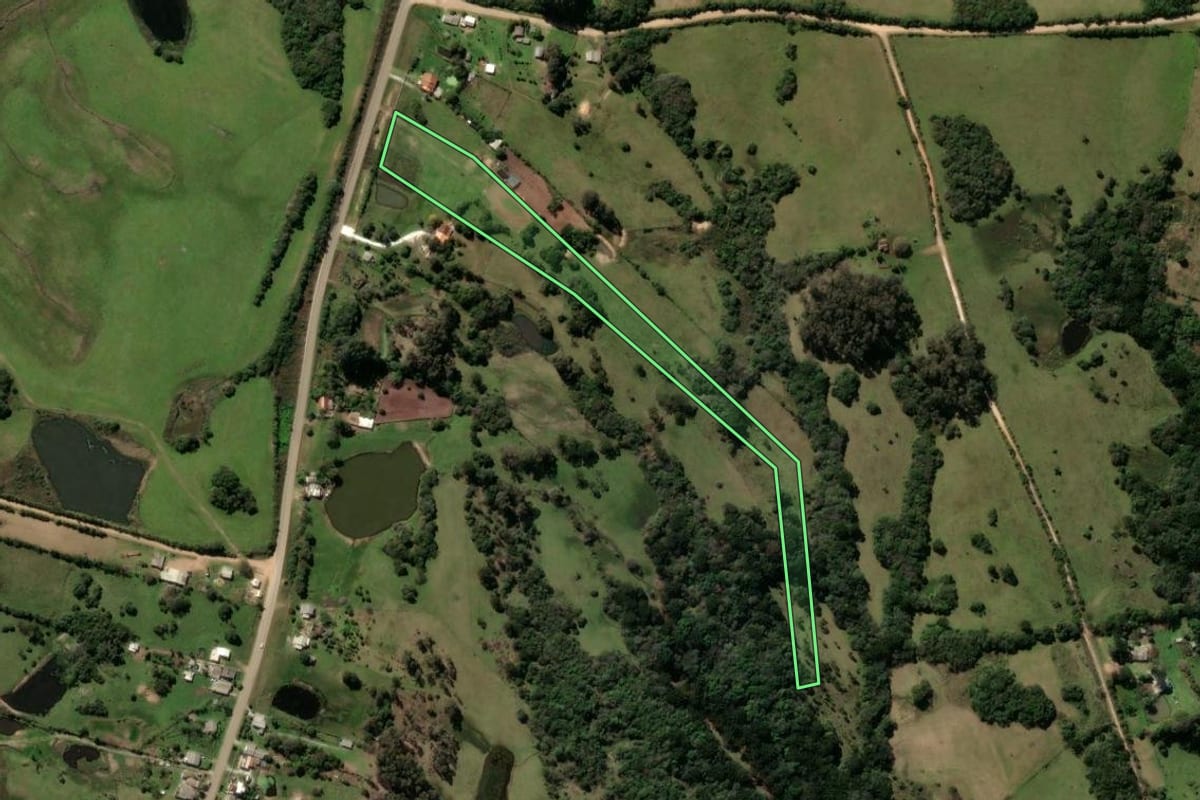 Imagem de satélite do imóvel rural em Caçapava do Sul (RS), com o contorno declarado no CAR desenhado por cima.