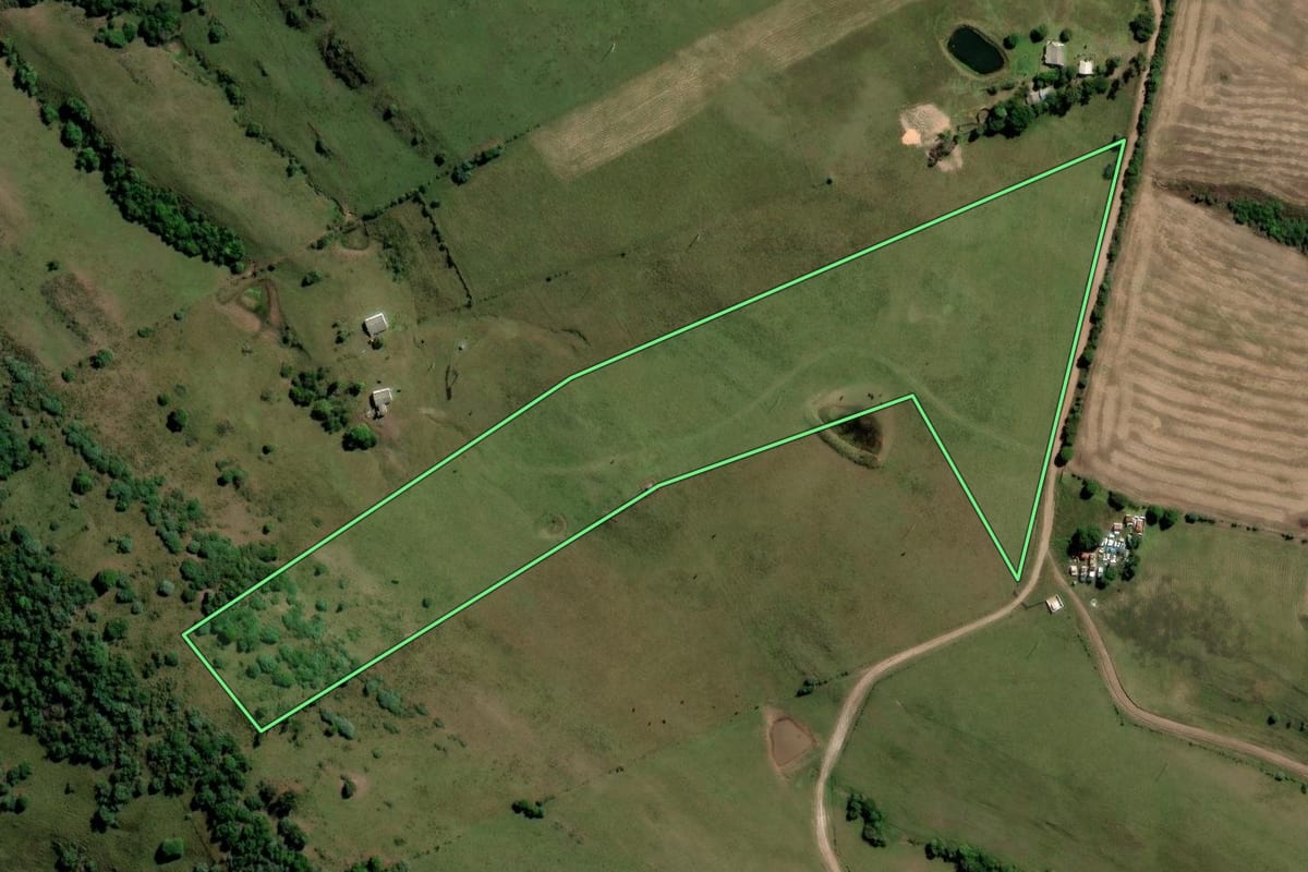 Imagem de satélite do imóvel rural em Caçapava do Sul (RS), com o contorno declarado no CAR desenhado por cima.