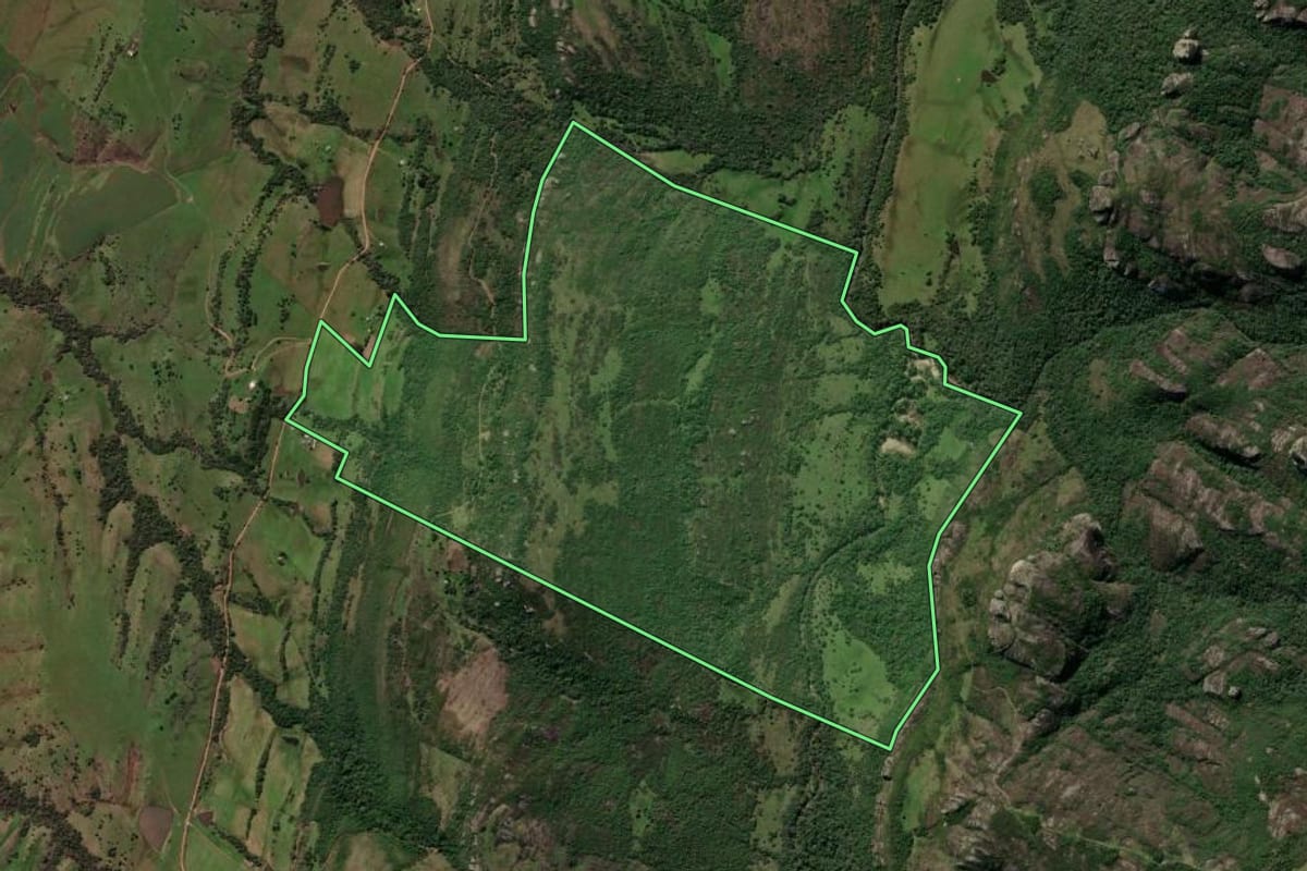 Imagem de satélite do imóvel rural em Caçapava do Sul (RS), com o contorno declarado no CAR desenhado por cima.