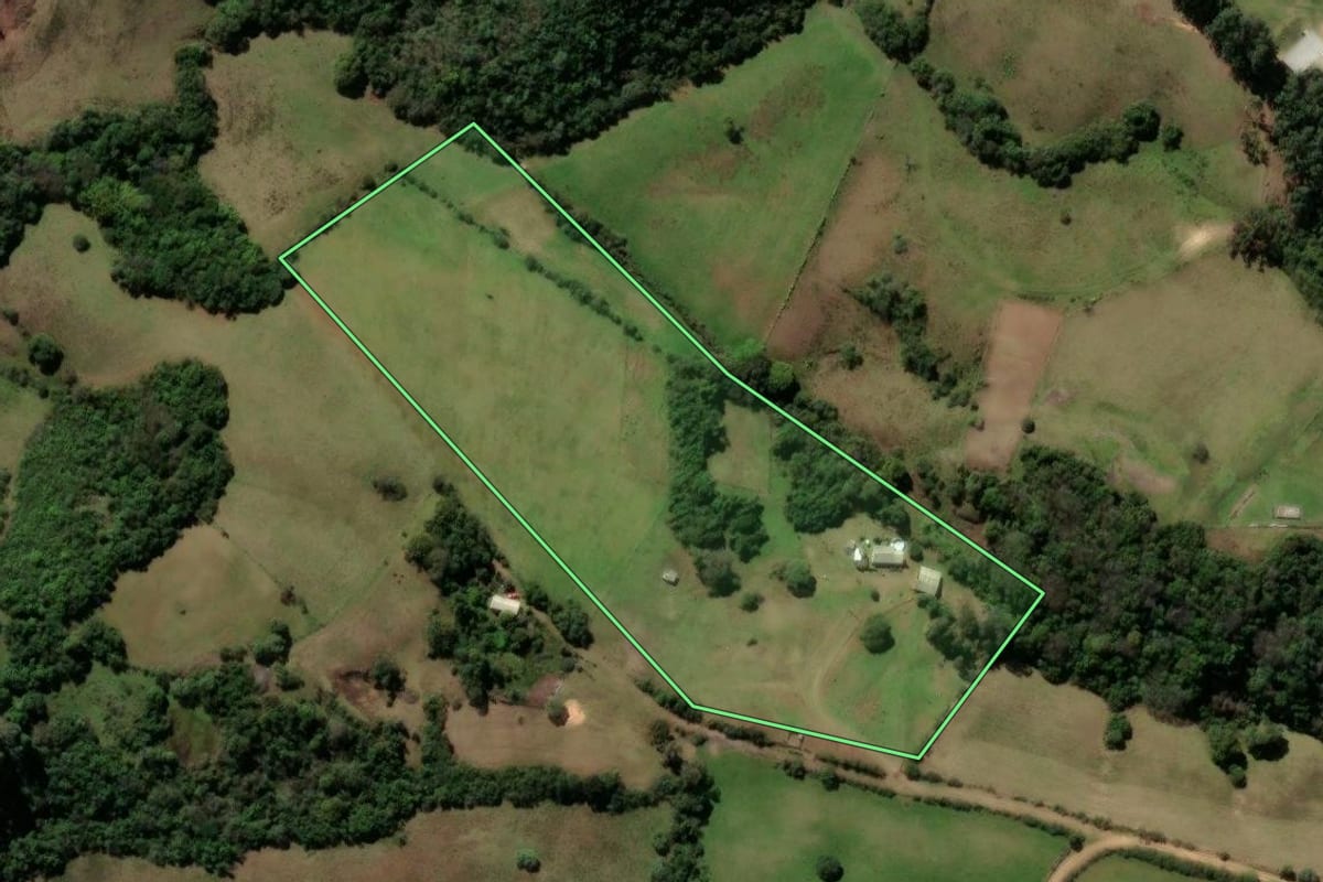 Imagem de satélite do imóvel rural em Caçapava do Sul (RS), com o contorno declarado no CAR desenhado por cima.