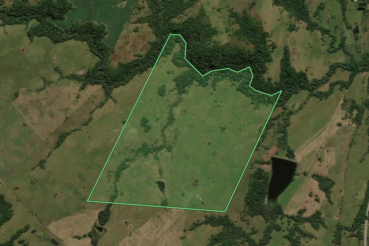 Imagem de satélite do imóvel rural em Caçapava do Sul (RS), com o contorno declarado no CAR desenhado por cima.