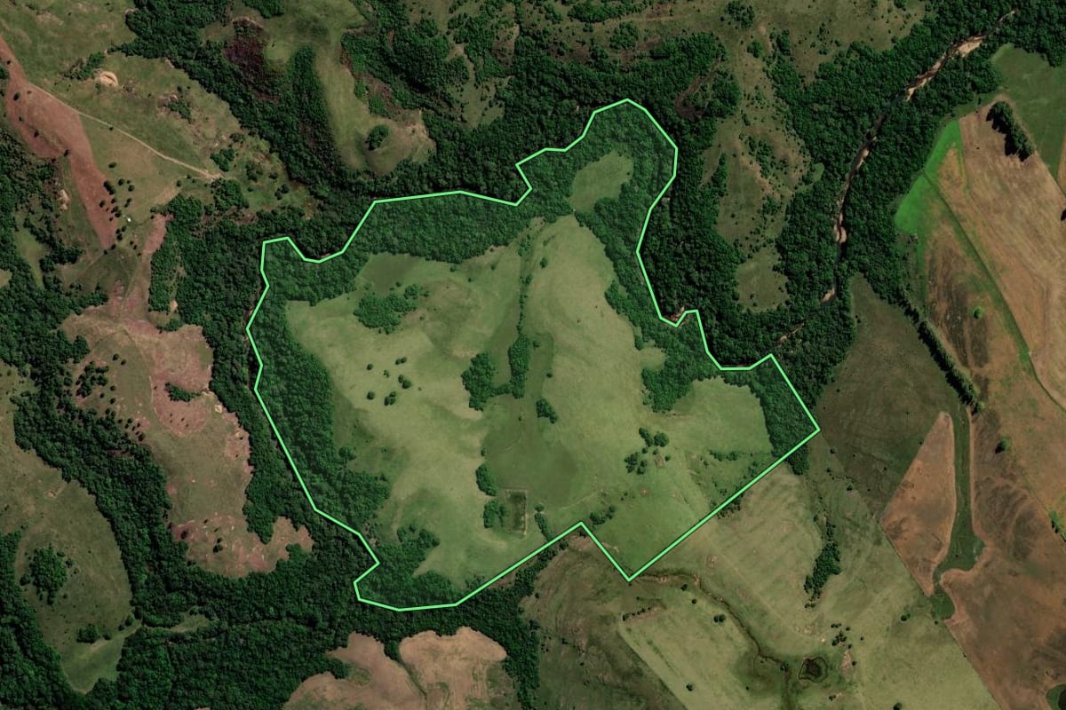 Imagem de satélite do imóvel rural em Caçapava do Sul (RS), com o contorno declarado no CAR desenhado por cima.