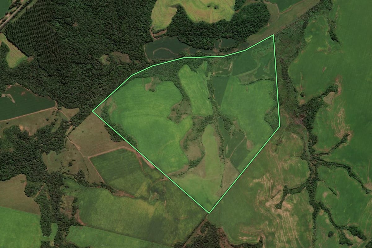Imagem de satélite do imóvel rural em Caçapava do Sul (RS), com o contorno declarado no CAR desenhado por cima.