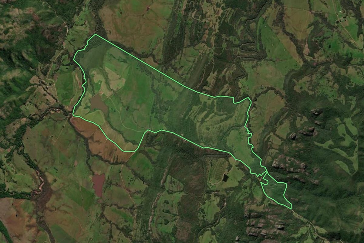 Imagem de satélite do imóvel rural em Caçapava do Sul (RS), com o contorno declarado no CAR desenhado por cima.