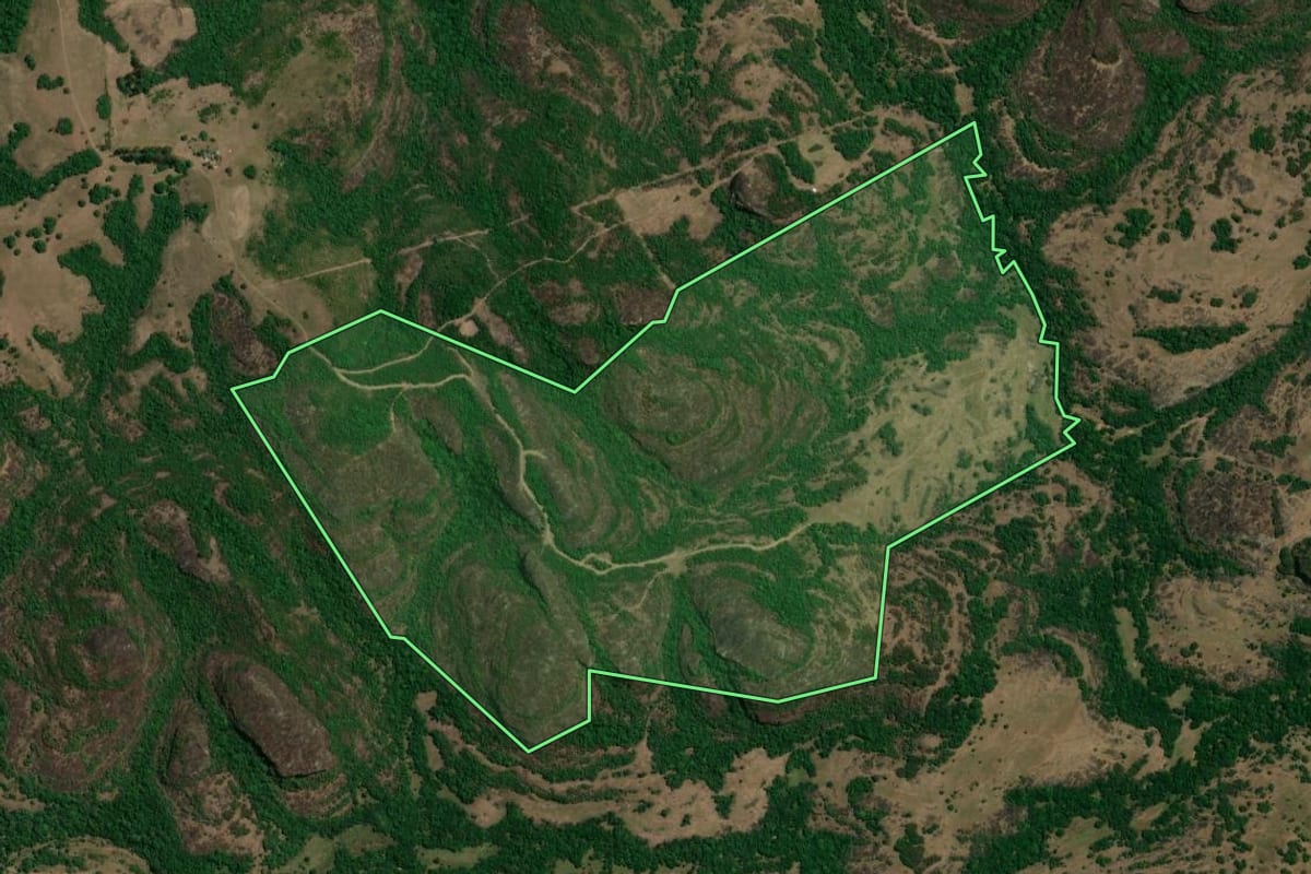Imagem de satélite do imóvel rural em Caçapava do Sul (RS), com o contorno declarado no CAR desenhado por cima.
