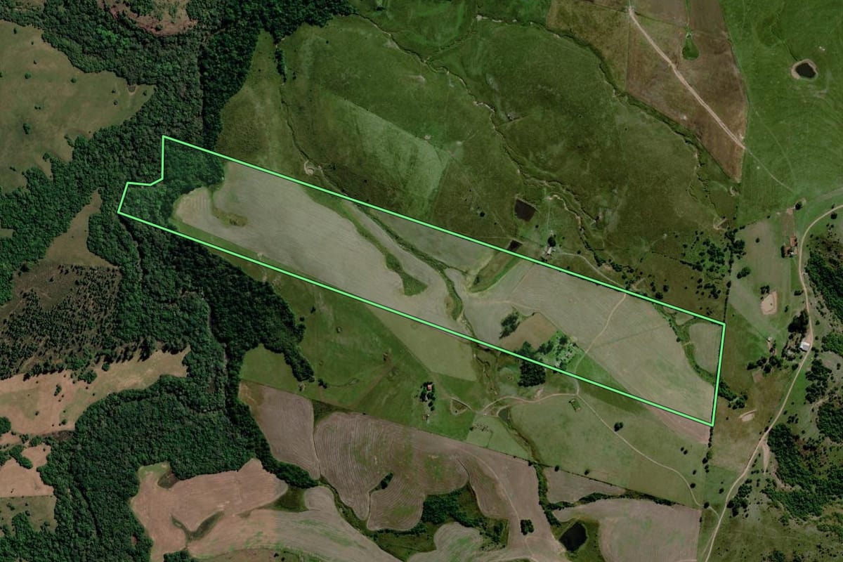 Imagem de satélite do imóvel rural em Caçapava do Sul (RS), com o contorno declarado no CAR desenhado por cima.
