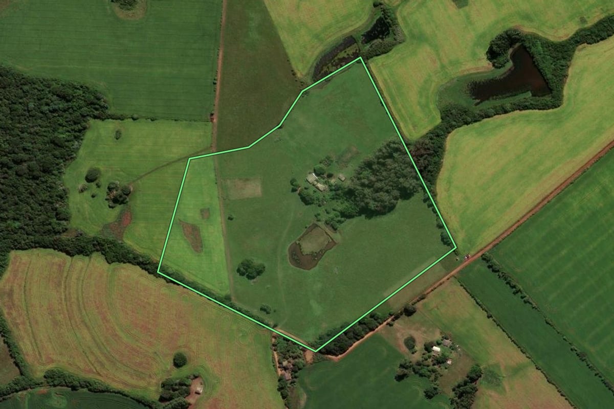 Imagem de satélite do imóvel rural em Caçapava do Sul (RS), com o contorno declarado no CAR desenhado por cima.