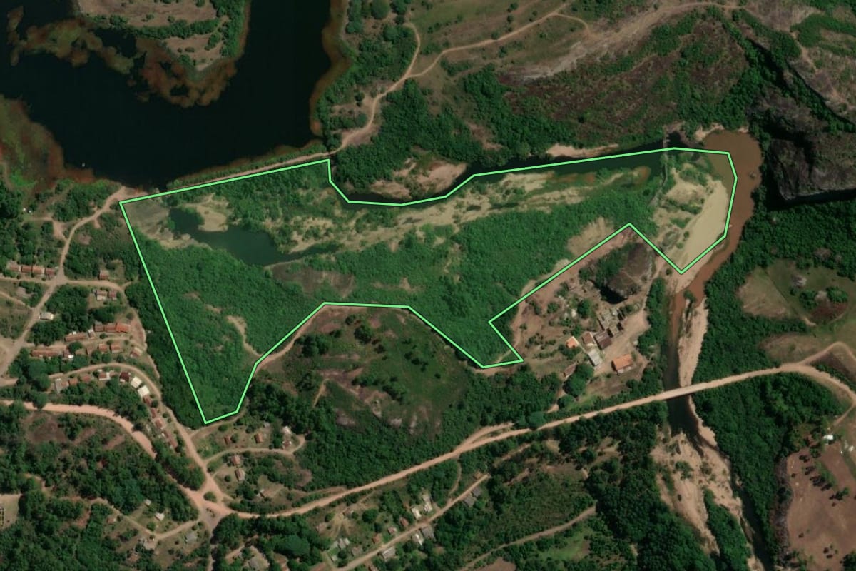 Imagem de satélite do imóvel rural em Caçapava do Sul (RS), com o contorno declarado no CAR desenhado por cima.