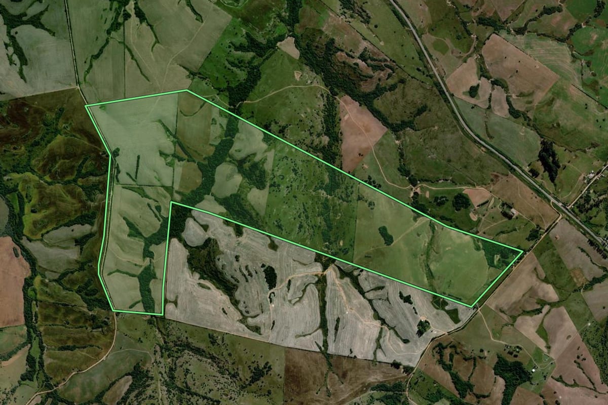 Imagem de satélite do imóvel rural em Caçapava do Sul (RS), com o contorno declarado no CAR desenhado por cima.