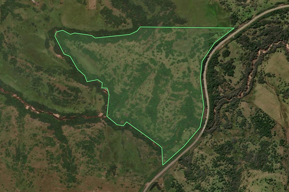 Imagem de satélite do imóvel rural em Caçapava do Sul (RS), com o contorno declarado no CAR desenhado por cima.