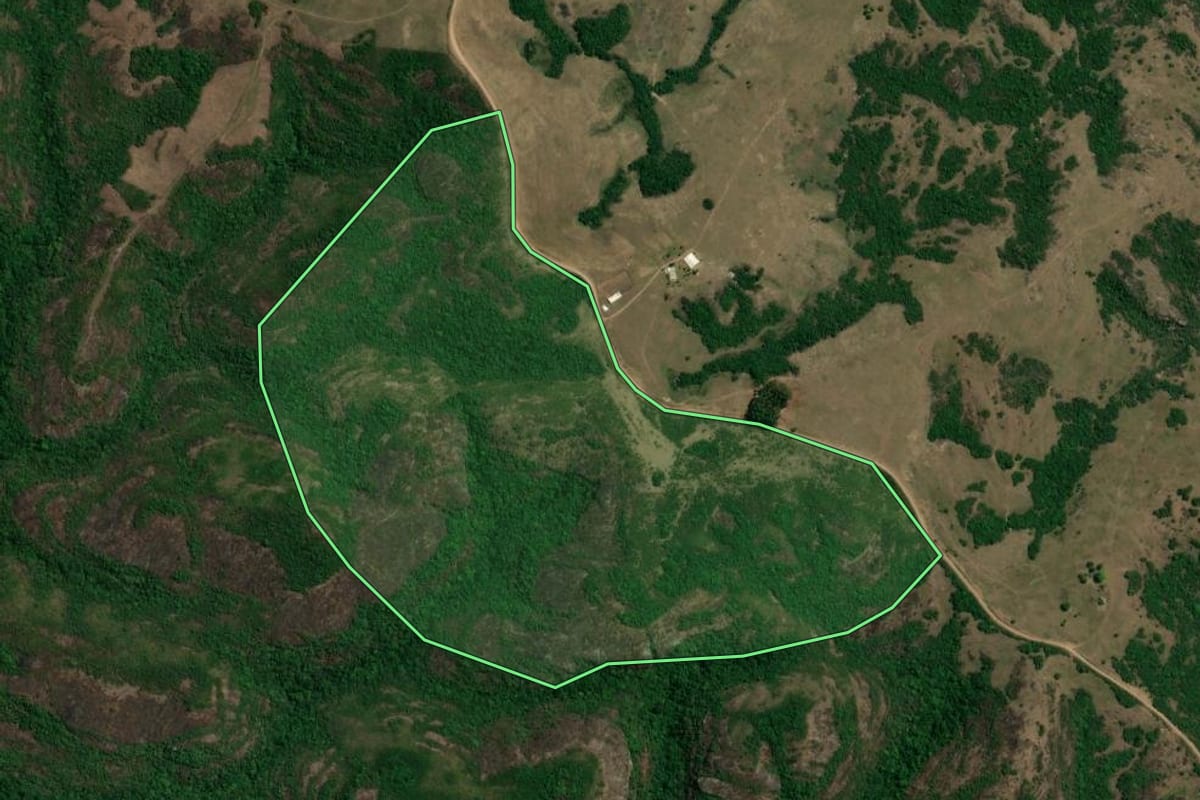 Imagem de satélite do imóvel rural em Caçapava do Sul (RS), com o contorno declarado no CAR desenhado por cima.