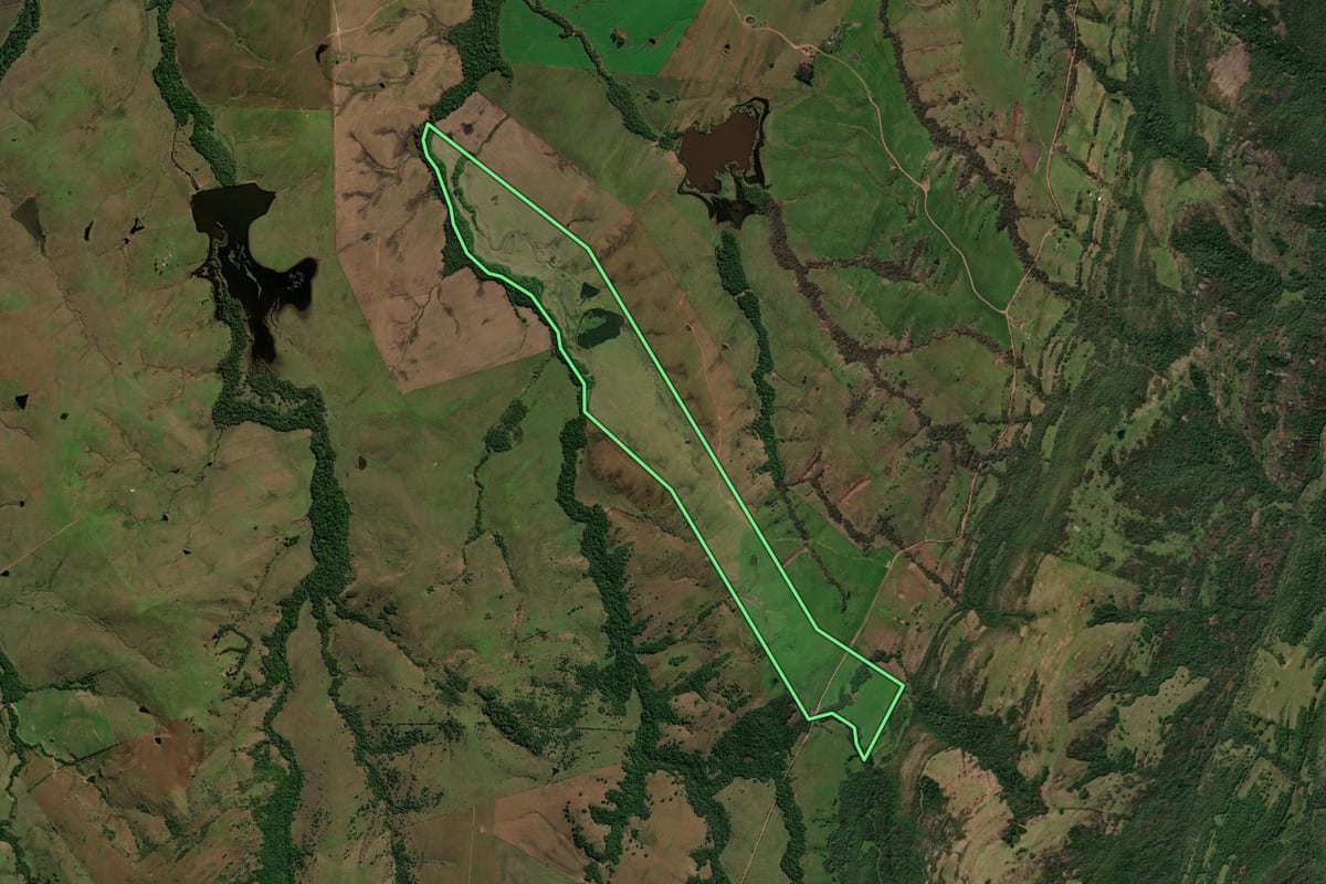 Imagem de satélite do imóvel rural em Caçapava do Sul (RS), com o contorno declarado no CAR desenhado por cima.