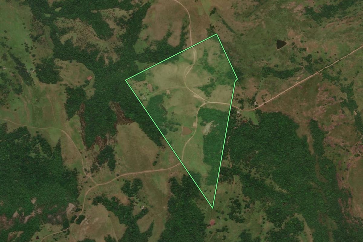Imagem de satélite do imóvel rural em Caçapava do Sul (RS), com o contorno declarado no CAR desenhado por cima.