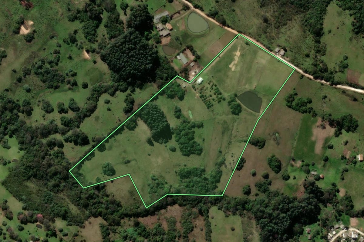 Imagem de satélite do imóvel rural em Caçapava do Sul (RS), com o contorno declarado no CAR desenhado por cima.