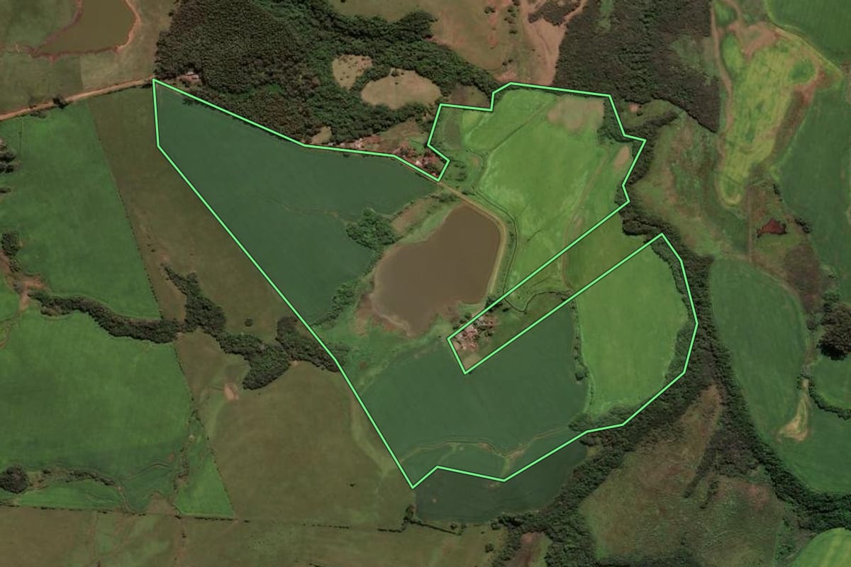 Imagem de satélite do imóvel rural em Caçapava do Sul (RS), com o contorno declarado no CAR desenhado por cima.