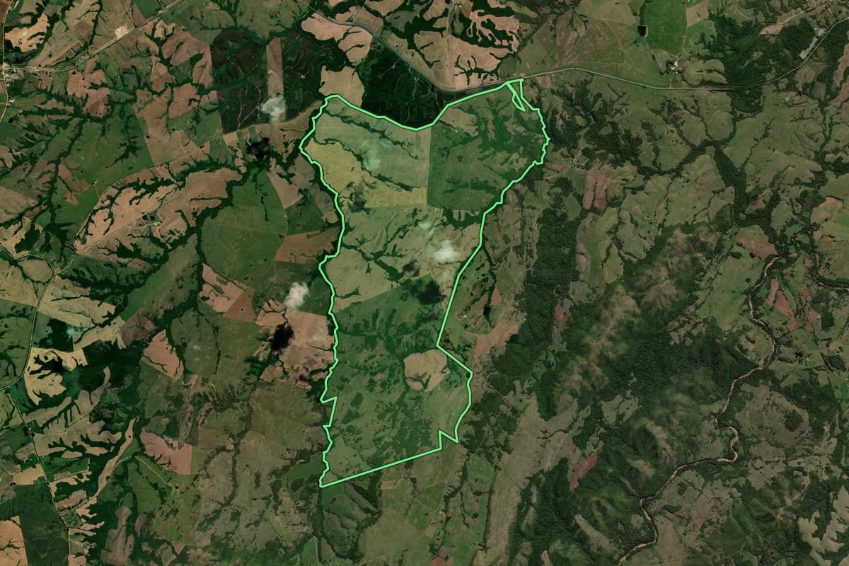 Imagem de satélite do imóvel rural em Caçapava do Sul (RS), com o contorno declarado no CAR desenhado por cima.
