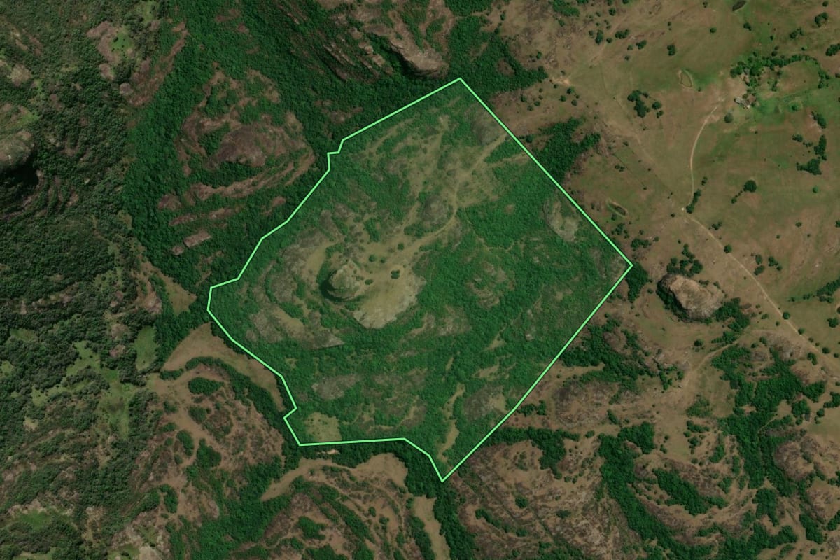 Imagem de satélite do imóvel rural em Caçapava do Sul (RS), com o contorno declarado no CAR desenhado por cima.