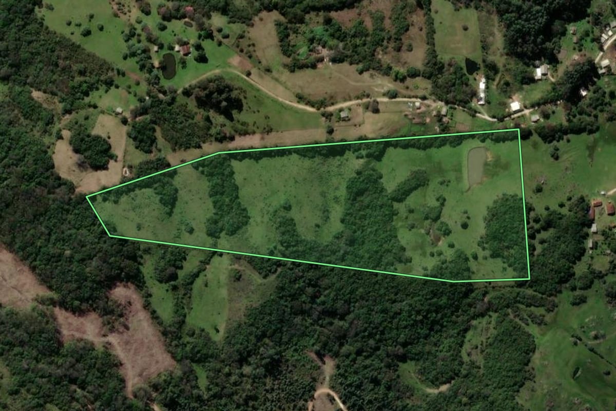 Imagem de satélite do imóvel rural em Caçapava do Sul (RS), com o contorno declarado no CAR desenhado por cima.