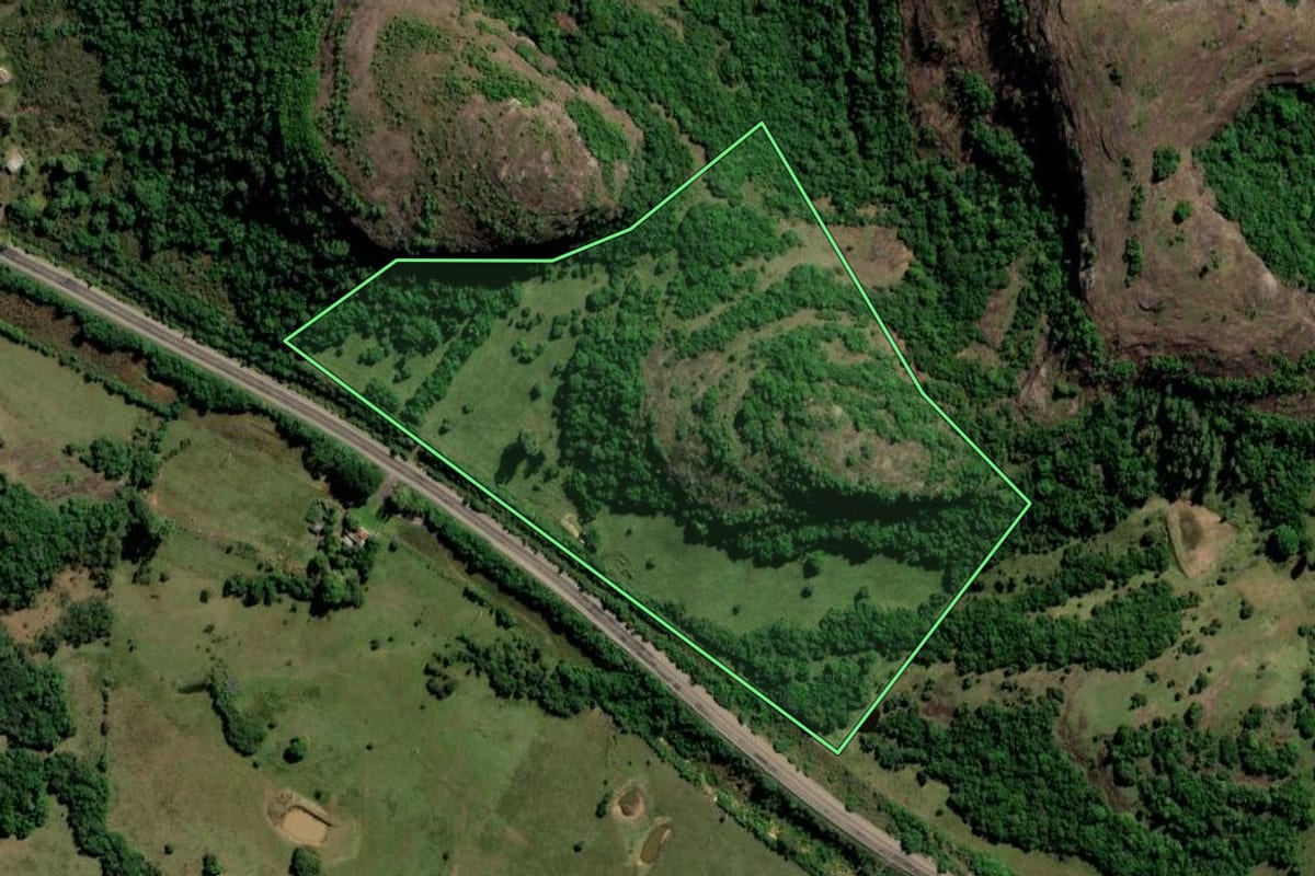 Imagem de satélite do imóvel rural em Caçapava do Sul (RS), com o contorno declarado no CAR desenhado por cima.