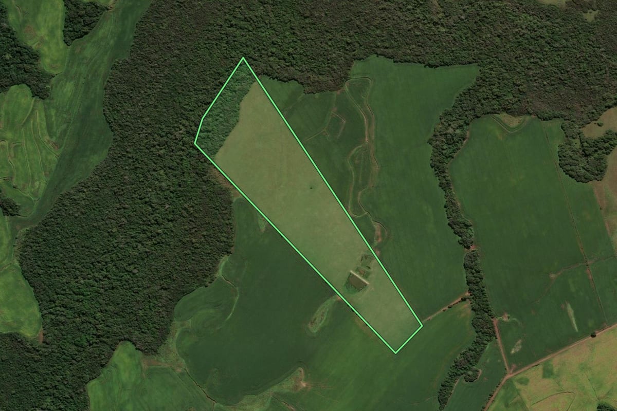 Imagem de satélite do imóvel rural em Caçapava do Sul (RS), com o contorno declarado no CAR desenhado por cima.