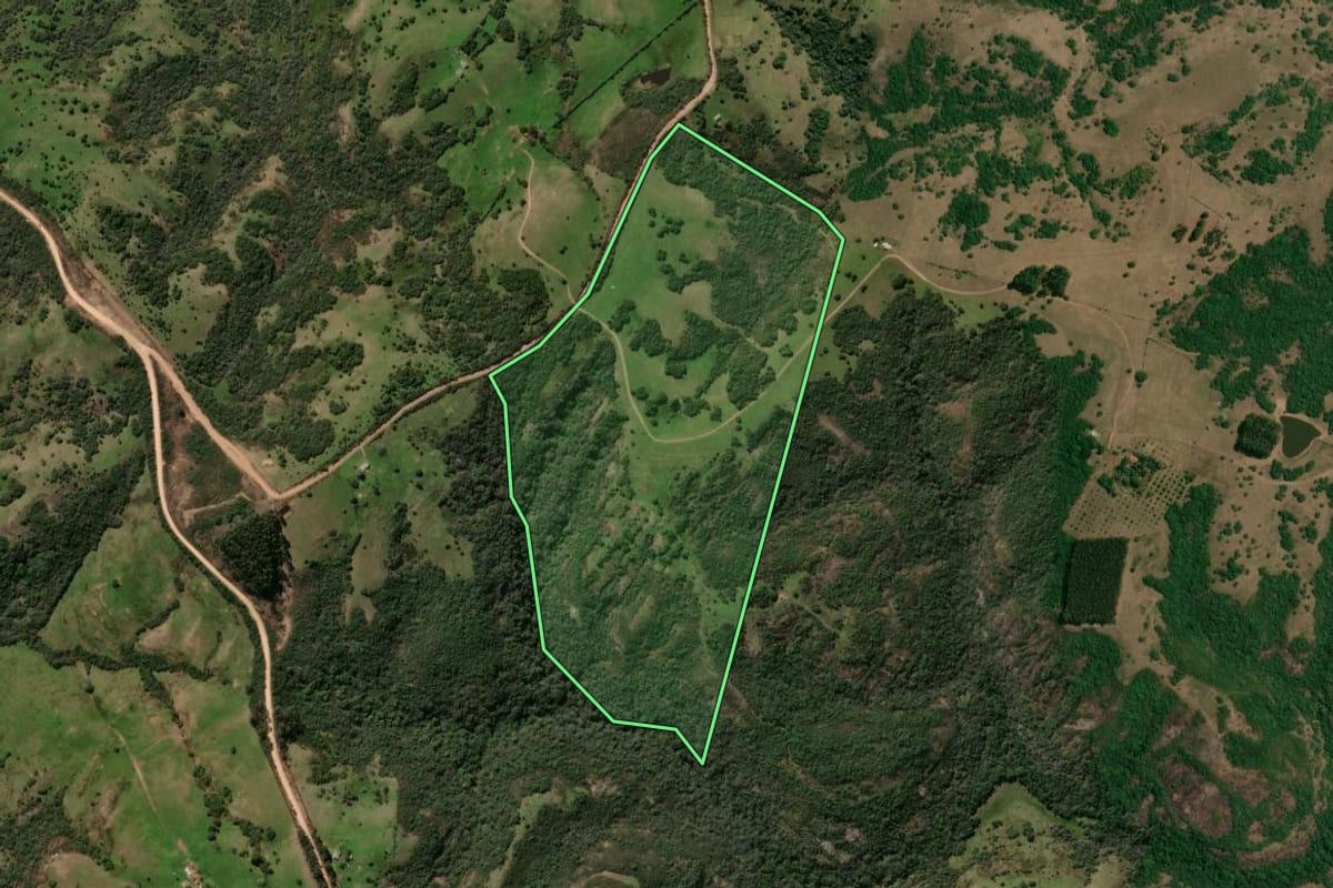 Imagem de satélite do imóvel rural em Caçapava do Sul (RS), com o contorno declarado no CAR desenhado por cima.