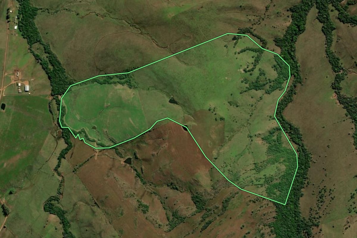 Imagem de satélite do imóvel rural em Caçapava do Sul (RS), com o contorno declarado no CAR desenhado por cima.