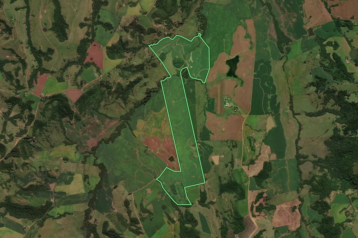 Imagem de satélite do imóvel rural em Caçapava do Sul (RS), com o contorno declarado no CAR desenhado por cima.
