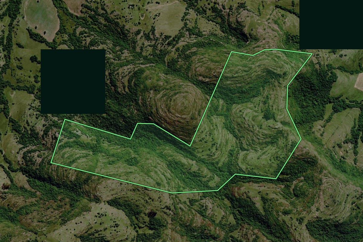 Imagem de satélite do imóvel rural em Caçapava do Sul (RS), com o contorno declarado no CAR desenhado por cima.
