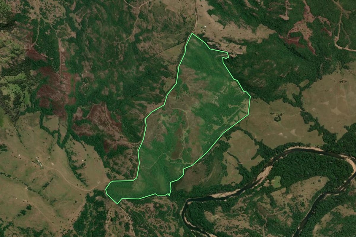 Imagem de satélite do imóvel rural em Caçapava do Sul (RS), com o contorno declarado no CAR desenhado por cima.